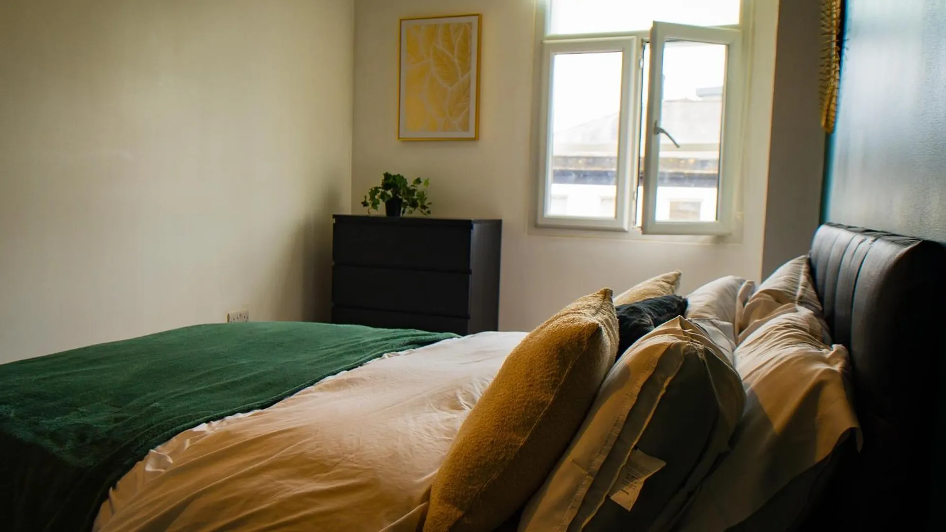 Firdaus Westgate 9 Bed and Breakfast Huddersfield Bed & Breakfast