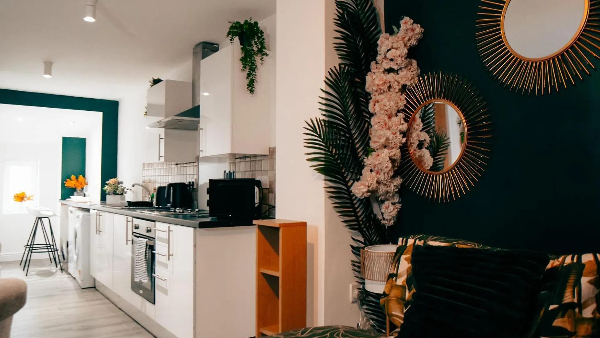 Firdaus Westgate 9 Bed and Breakfast Huddersfield